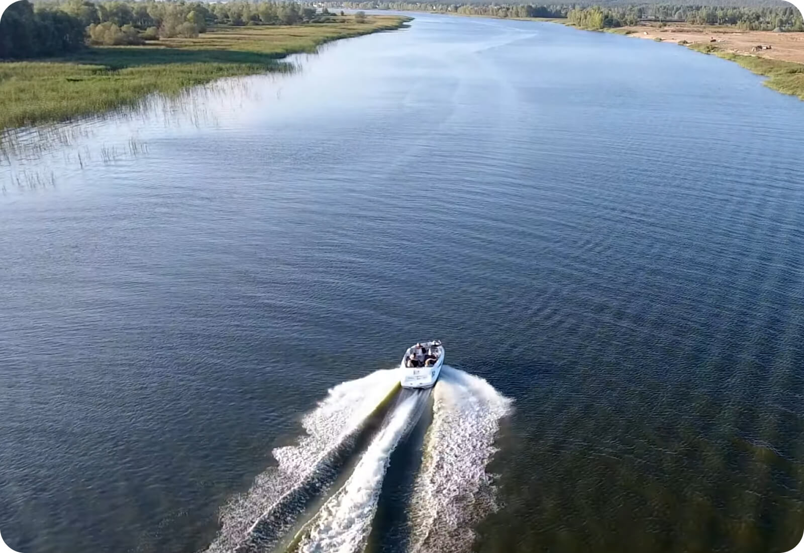Широкий вид на воду